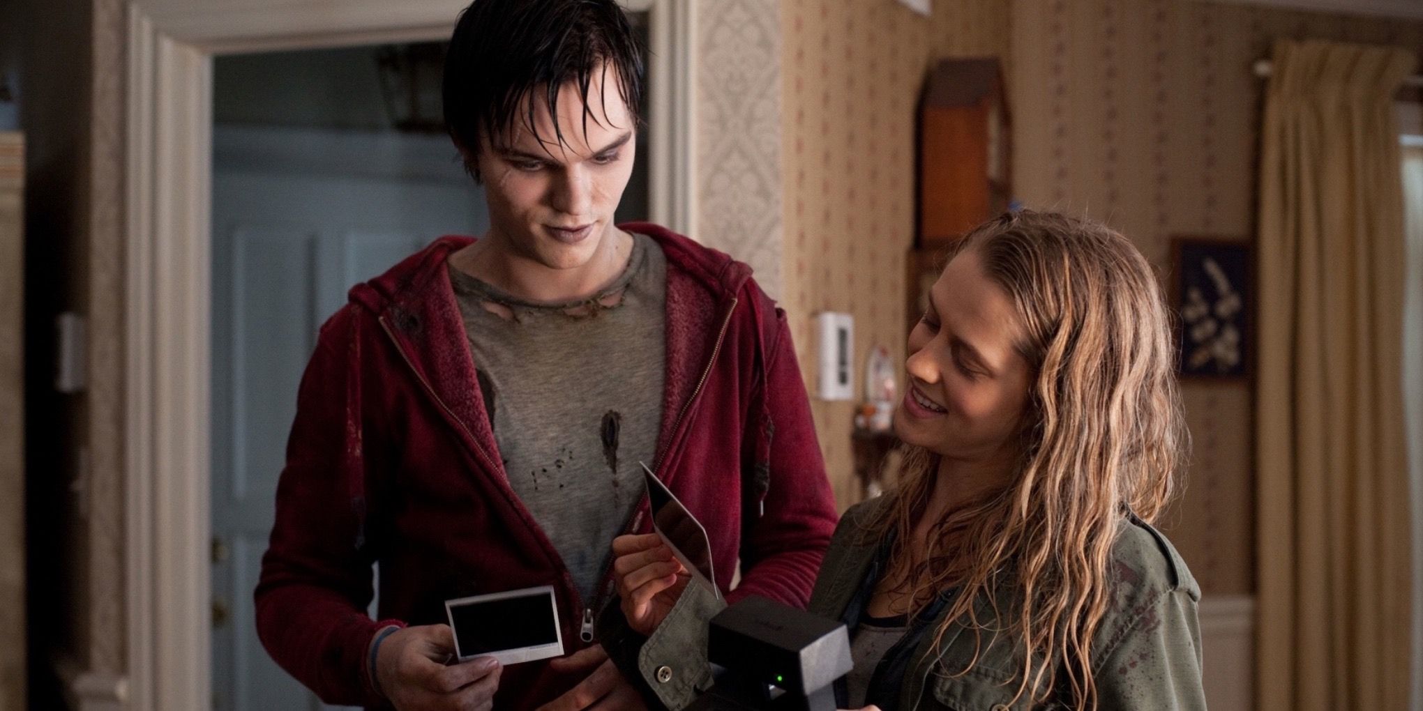 R and Julie talking and smiling in Warm Bodies