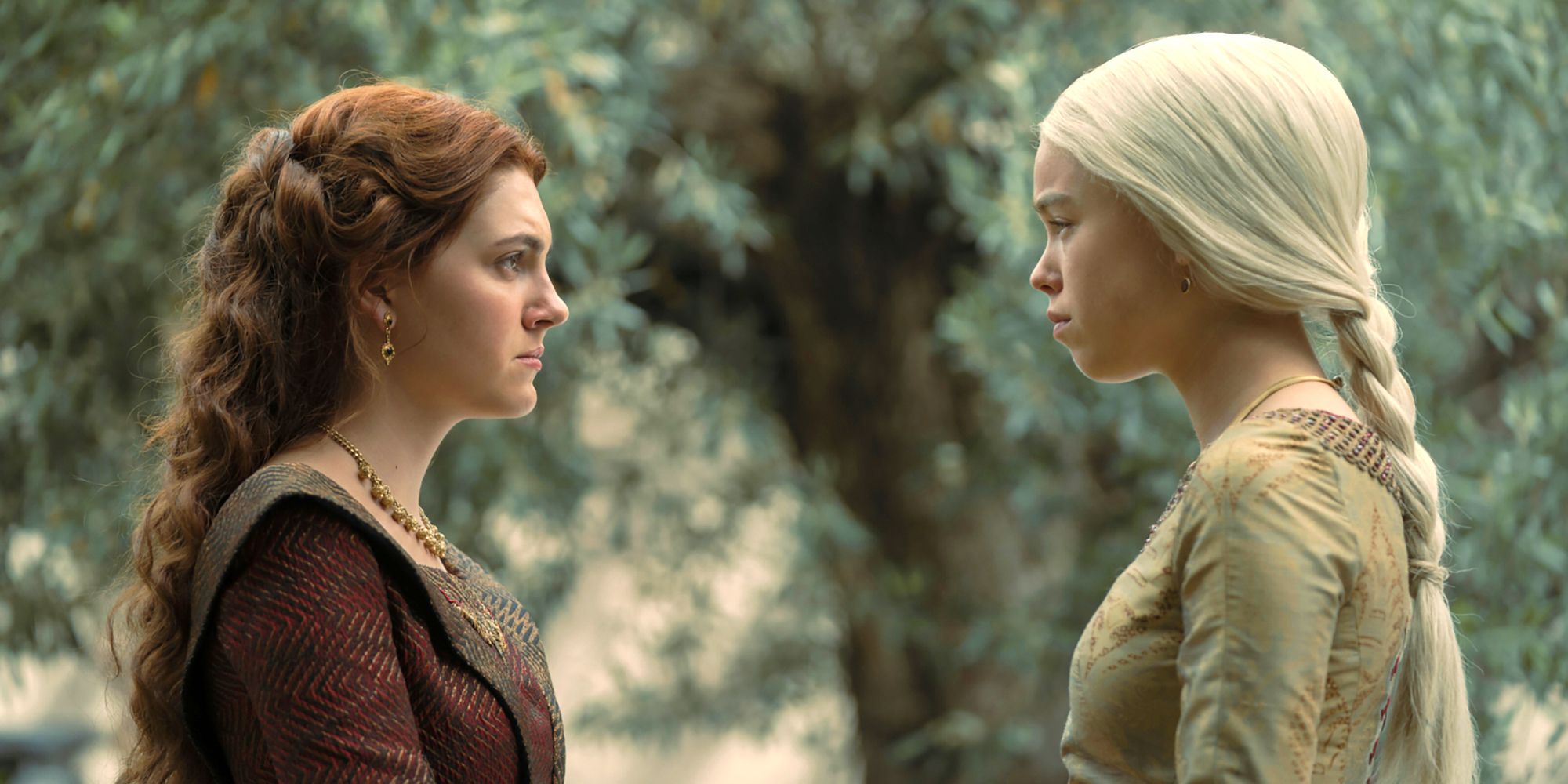 Jovem Alicent e Rhaenyra olhando uma para a outra na floresta em House of the Dragon