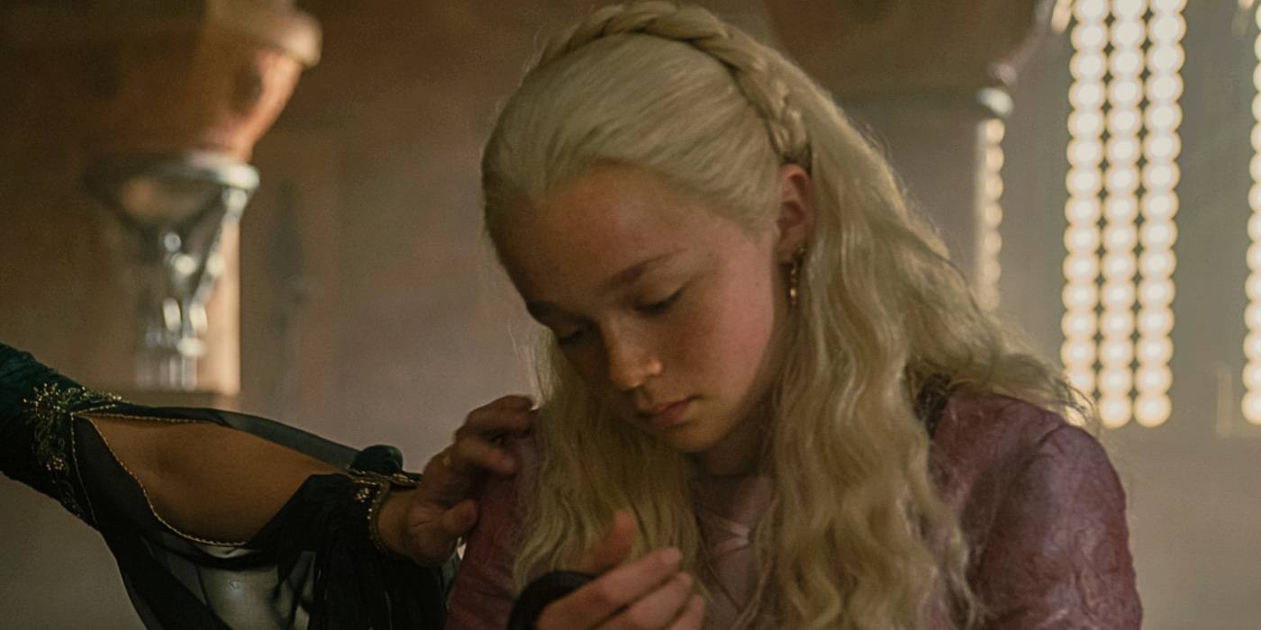 Saiba quem foram atores substituídos em A Casa do Dragão 8 Evie Allen como Helaena Targaryen em A Casa do Dragão (Reprodução / HBO)