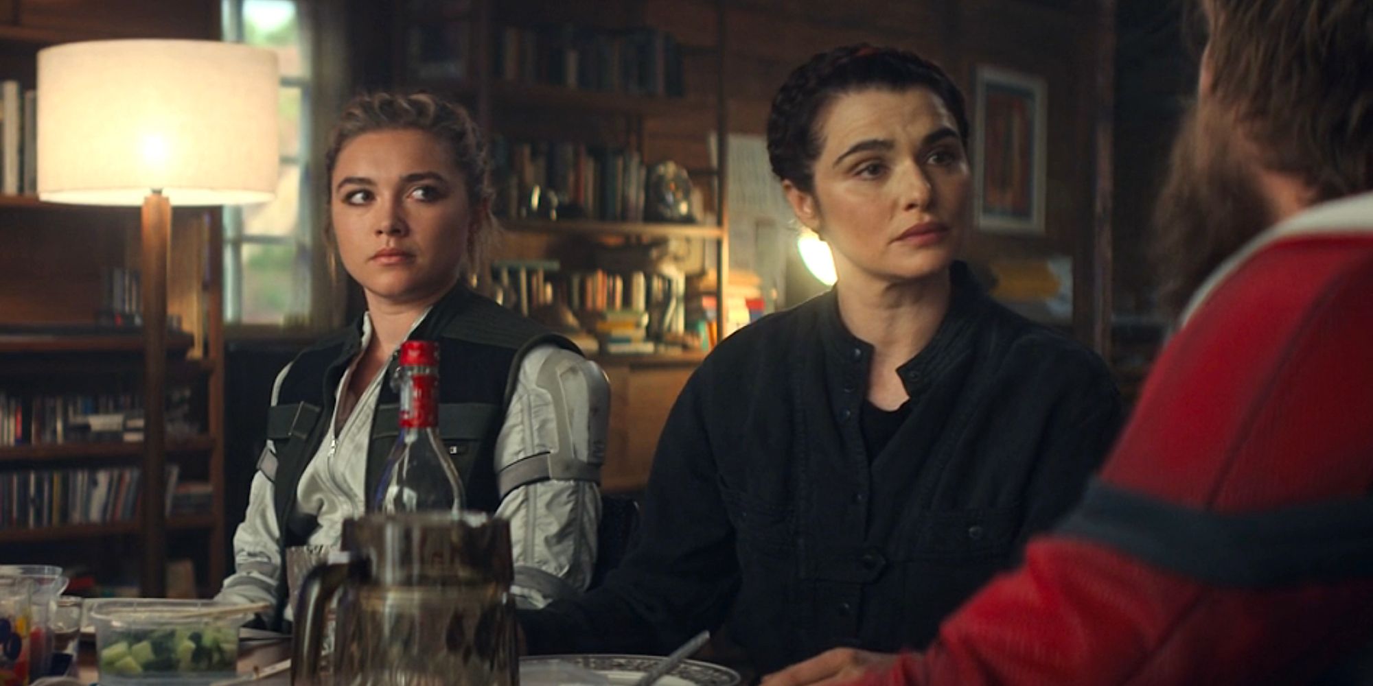 Yelena, Melina e Alexei sentados à mesa em Viúva Negra