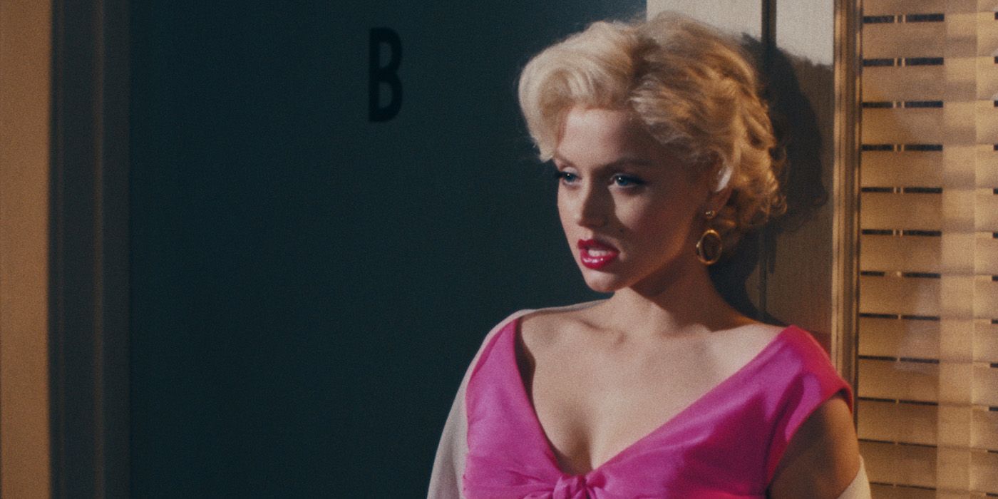 Ana de Armas dans le rôle de Marilyn recréant une scène de film dans Blonde.