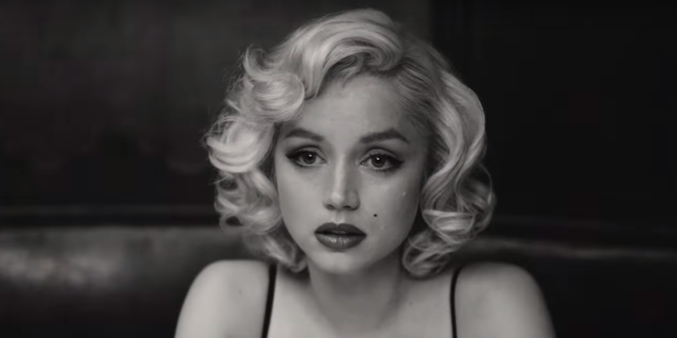 Marilyn parecendo triste em Blonde.