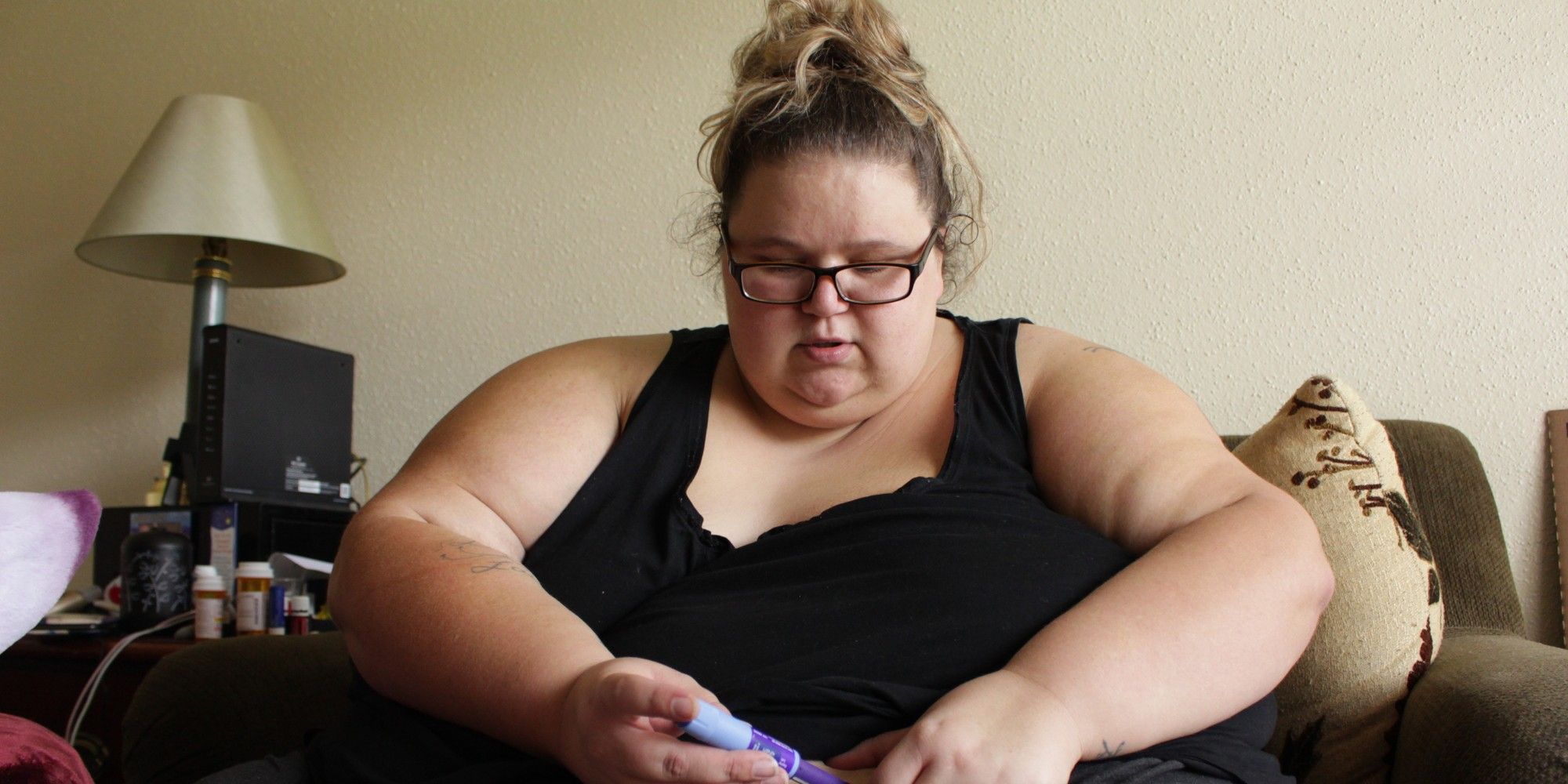 brianne my 600 lb life season 7 looking down on couch CROPPED