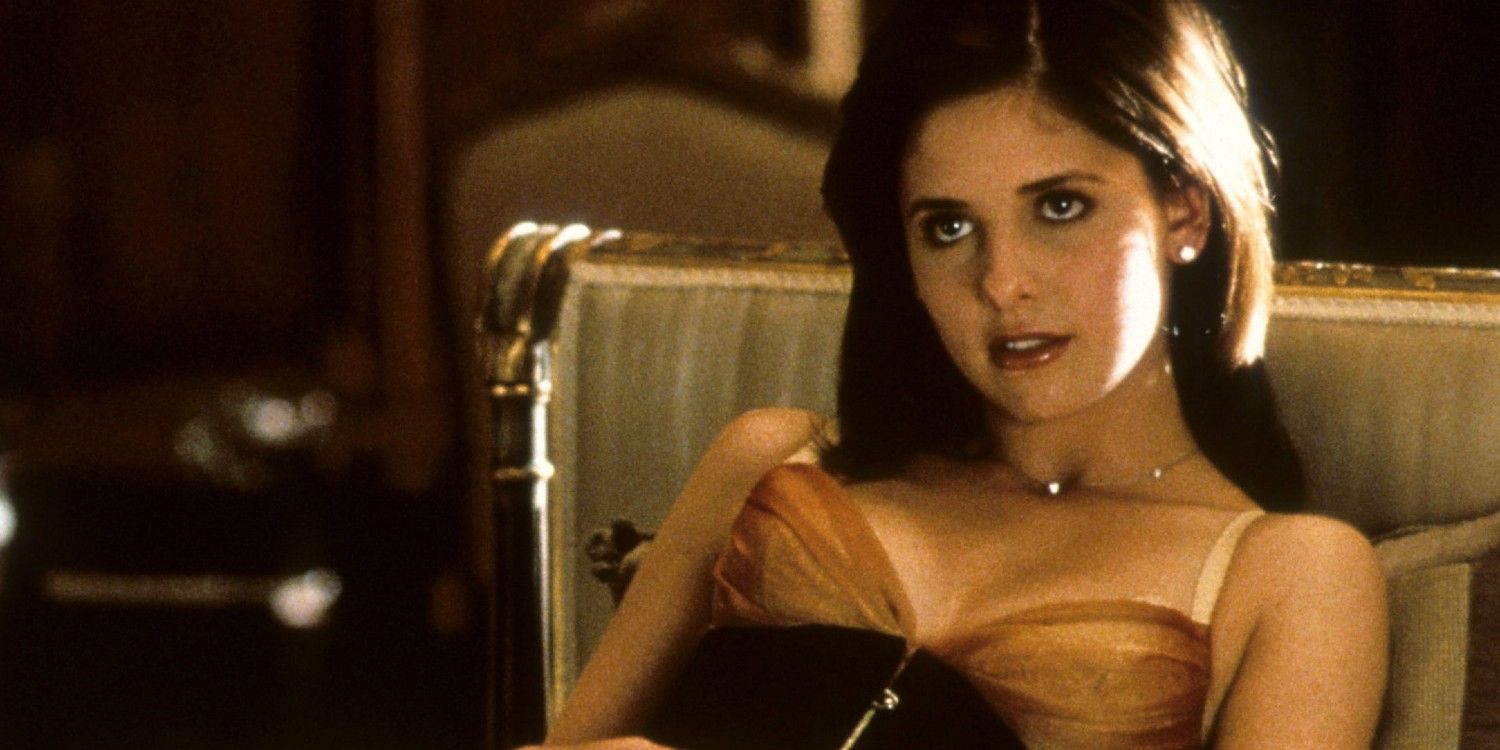 Sarah Michelle Gellar as Kathryn Merteuil leaning back in Cruel Intentions