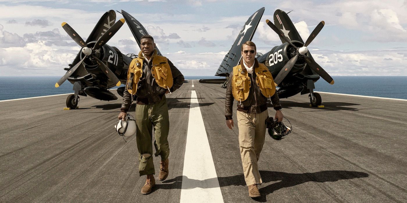 Jonathan Majors e Glen Powell atravessando um porta-aviões em Devotion.