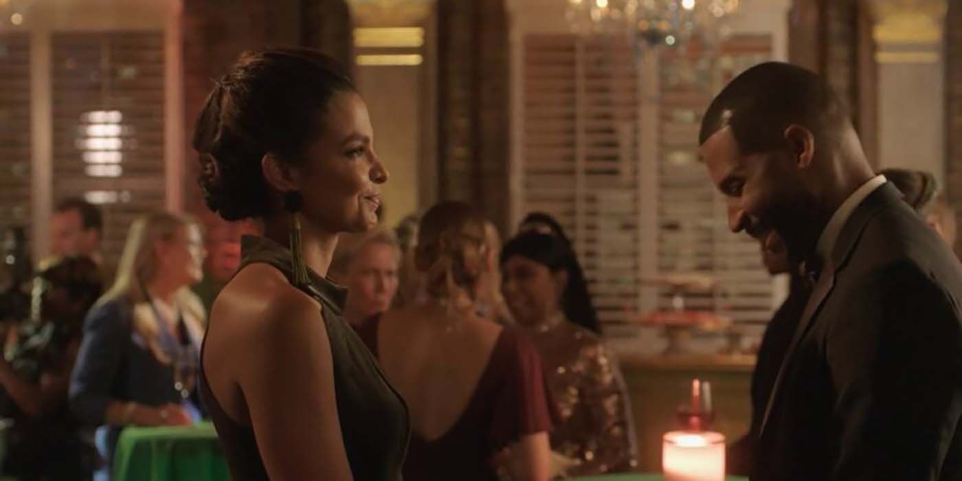 Nina e Culhane sorrindo e conversando em uma festa no Dynasty