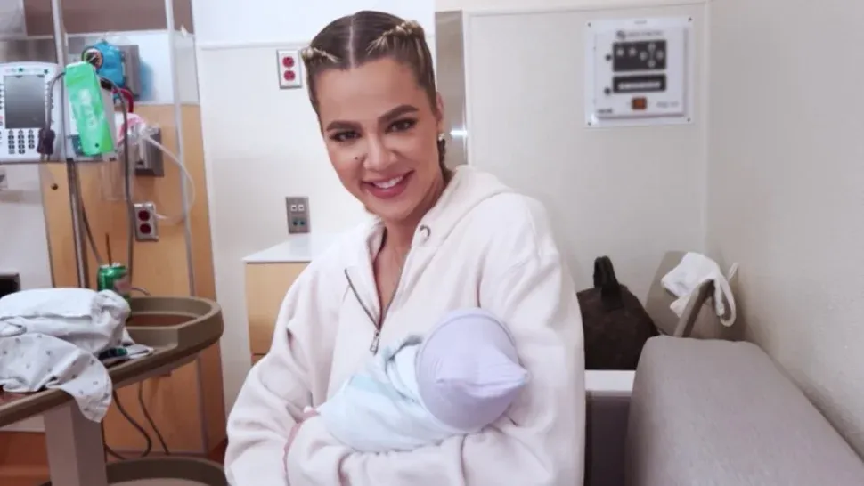 Khloé Kardashian com novo bebê