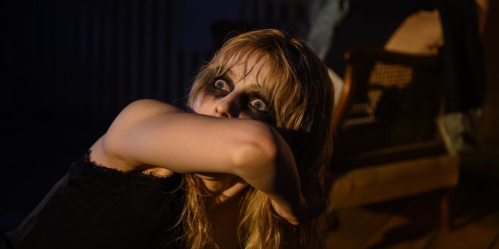 Ellie cobre o rosto de horror em Last Night in Soho