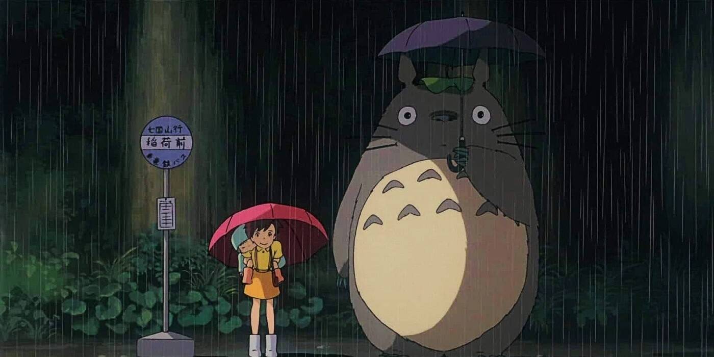 Satsuke e Totoro na chuva sob guarda-chuvas