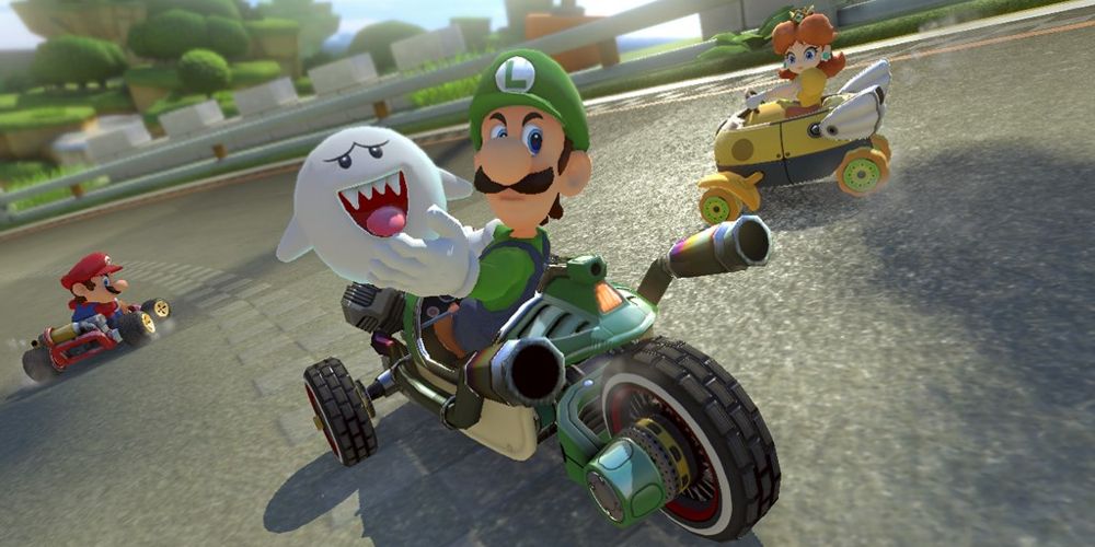 Luigi holds a ghost in Mario Kart 8 Deluxe