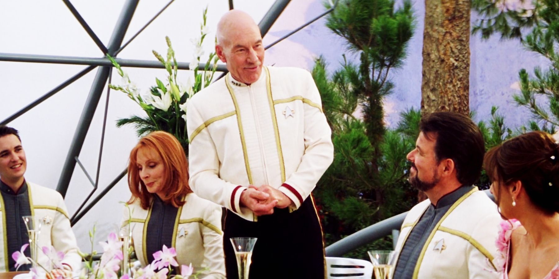 Wesley Crusher, Beverley Crusher, Jean-Luc Picard, Will Riker e Deanna Troi-Riker em Star Trek: Nemesis