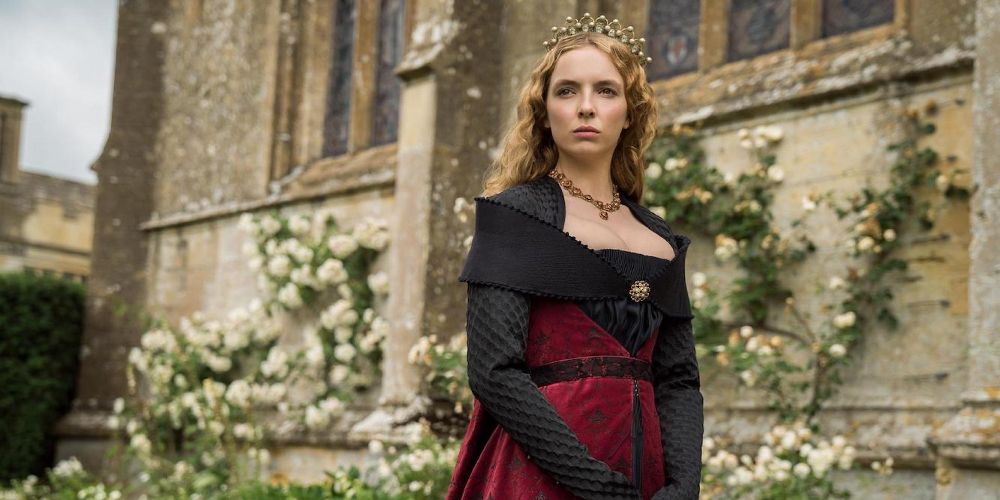 Elizabeth stands outside of the castle in The White Princess