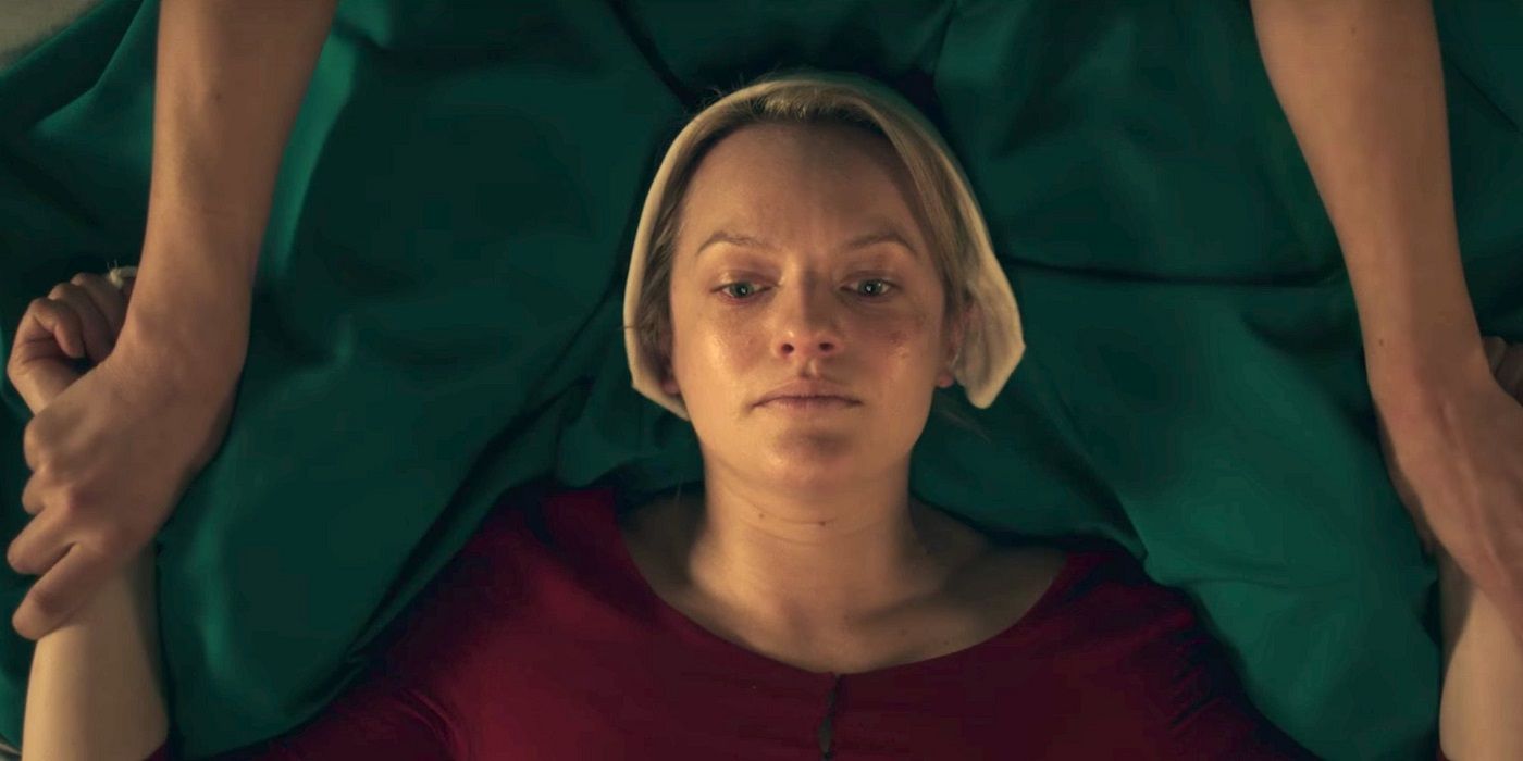 June Osborne durante a cerimônia em The Handmaid's Tale