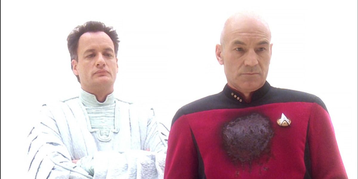 Gambar Q dan Picard di 'akhirat' di episode TNG Permadani ditampilkan.