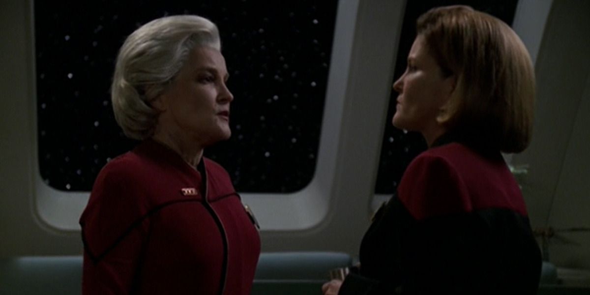 Gambar masa depan Laksamana Janeway berbicara kepada Kapten Janeway saat ini ditampilkan.