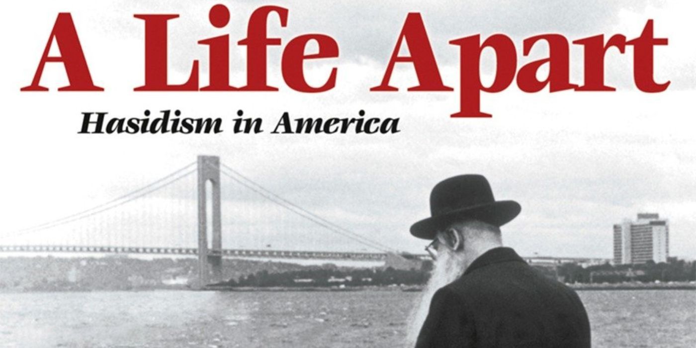 Título A Life Apart Hasidism In America no cartaz do filme.