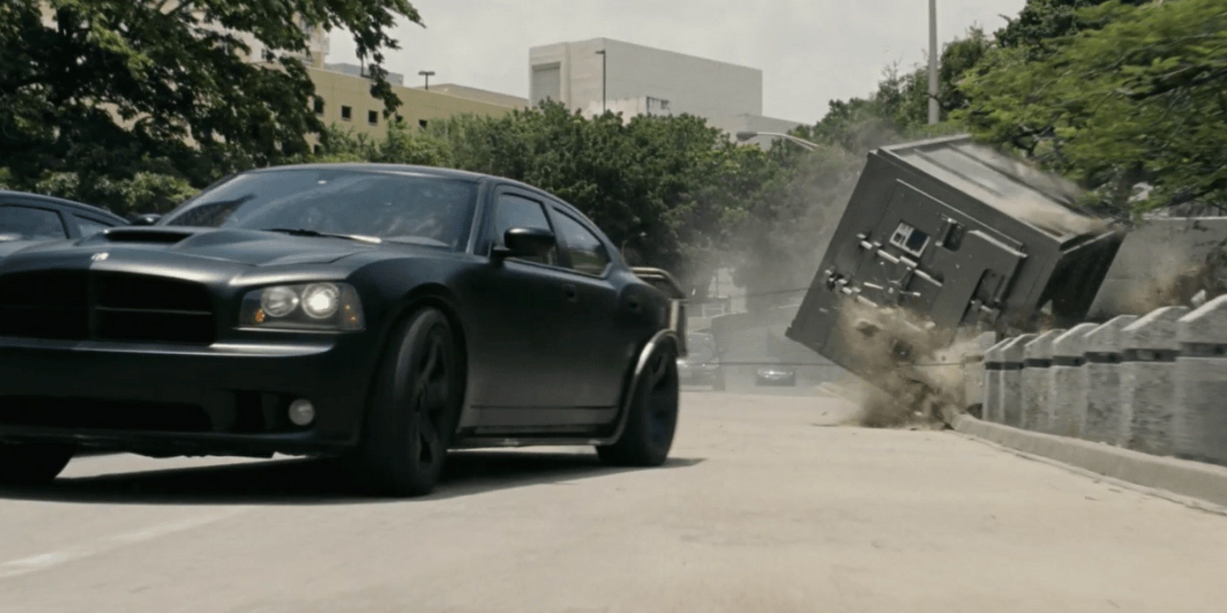 Um carro arrasta um cofre em Fast Five