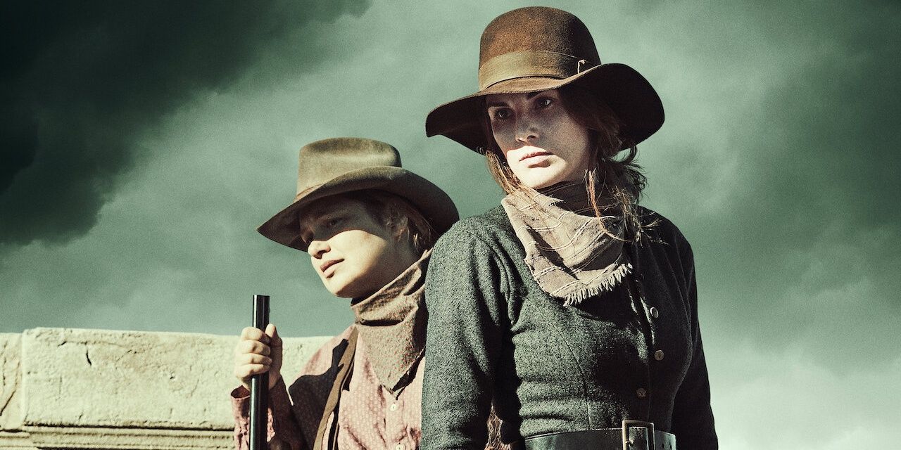 Duas mulheres usam chapéus e seguram um rifle em Godless 