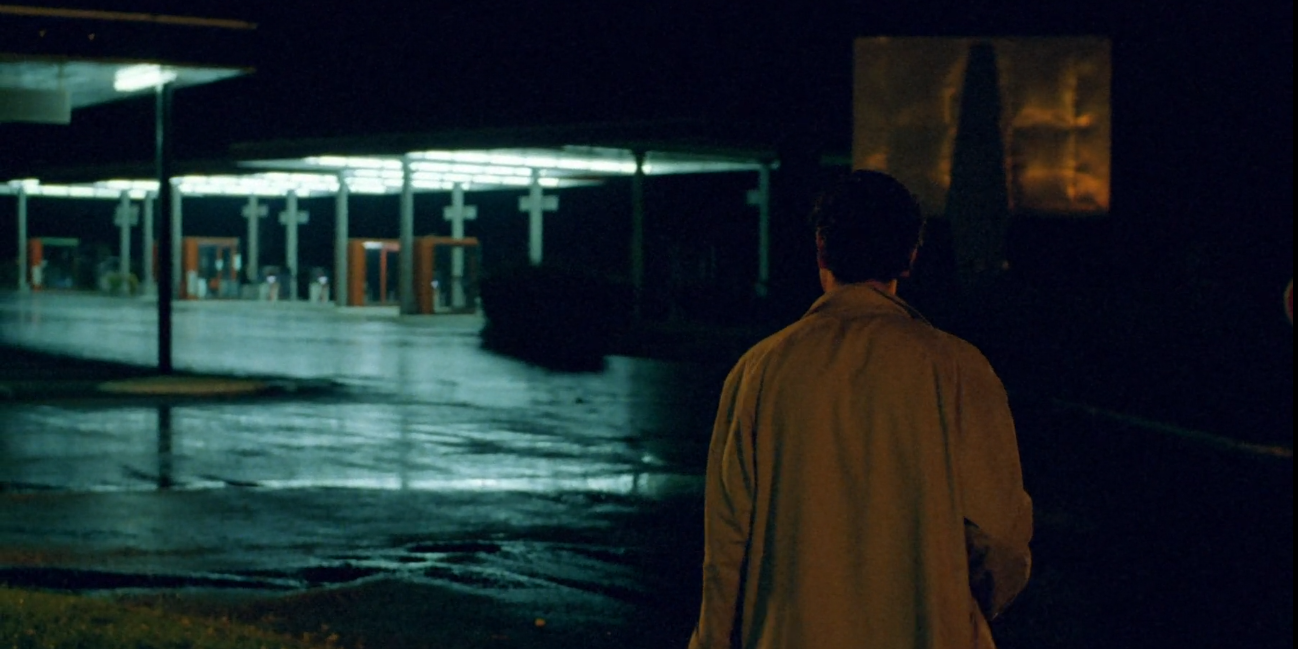 Um homem está em um posto de gasolina abandonado em The Vanishing 