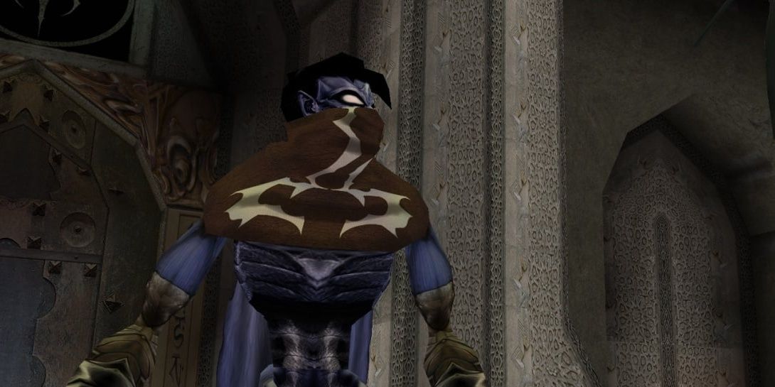 Uma figura mascarada olha para a esquerda em Soul Reaver 