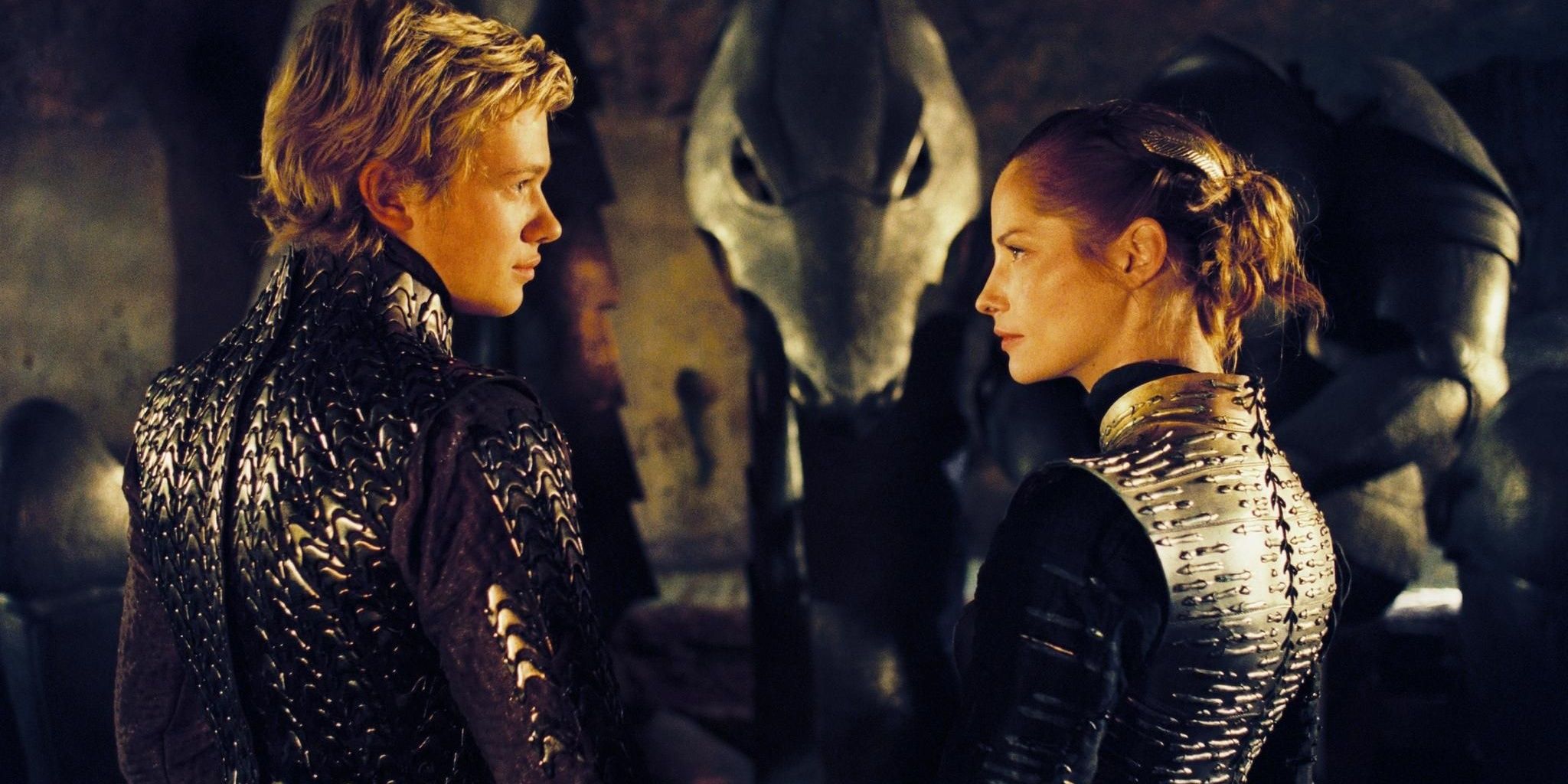 Uma cena do filme Eragon com os personagens centrais se encarando