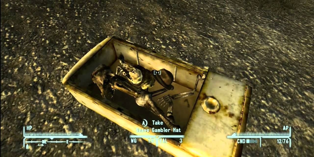 Um esqueleto em uma geladeira com um ovo de páscoa Fedora em Fallout New Vegas