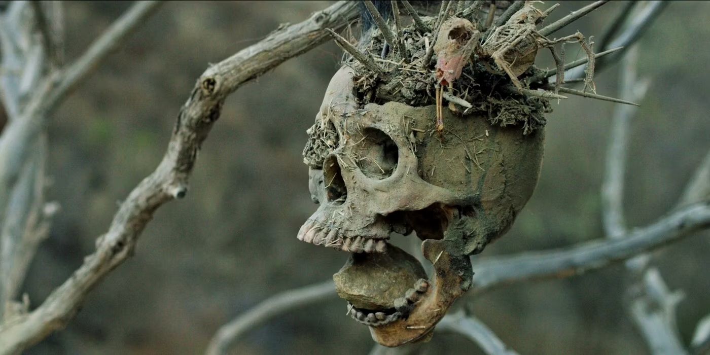 Un cráneo de árbol cuelga de Bone Tomahawk