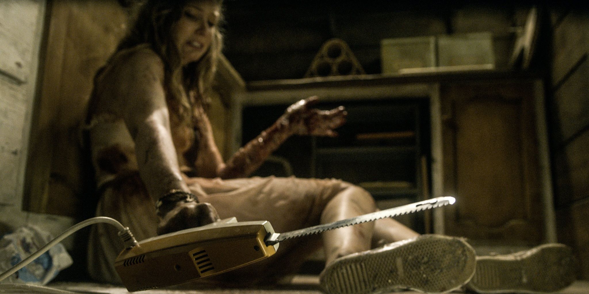 Uma mulher pega uma faca elétrica em Evil Dead 2013