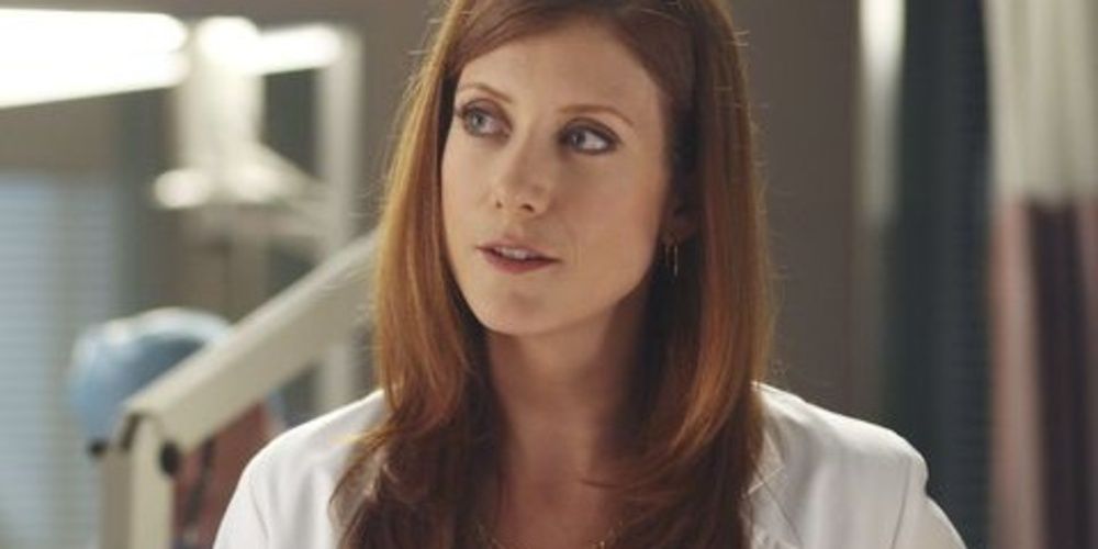 Addison la regarde à droite dans Grey's Anatomy 