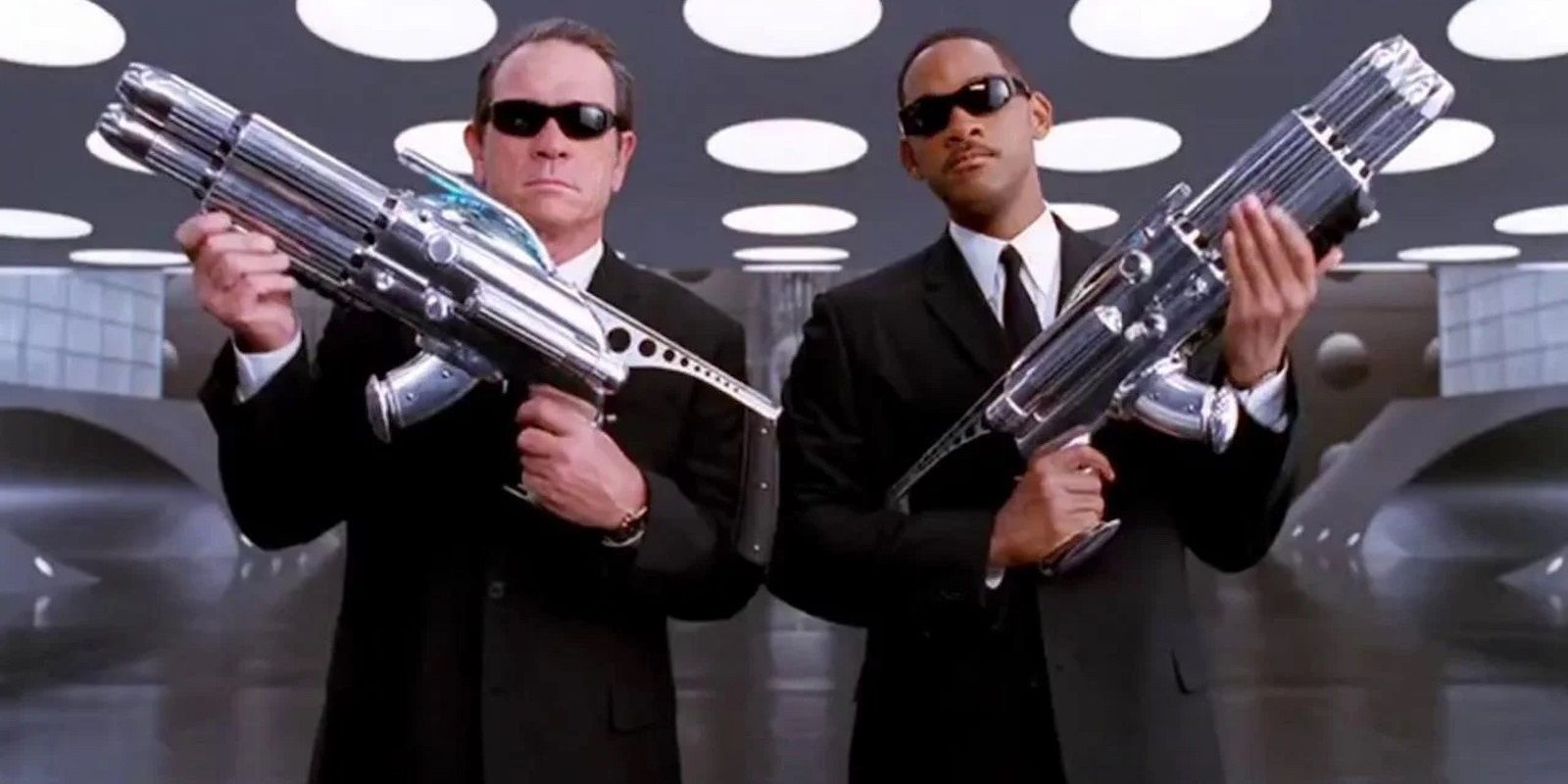 Agentes J e K com armas enormes em Men in Black