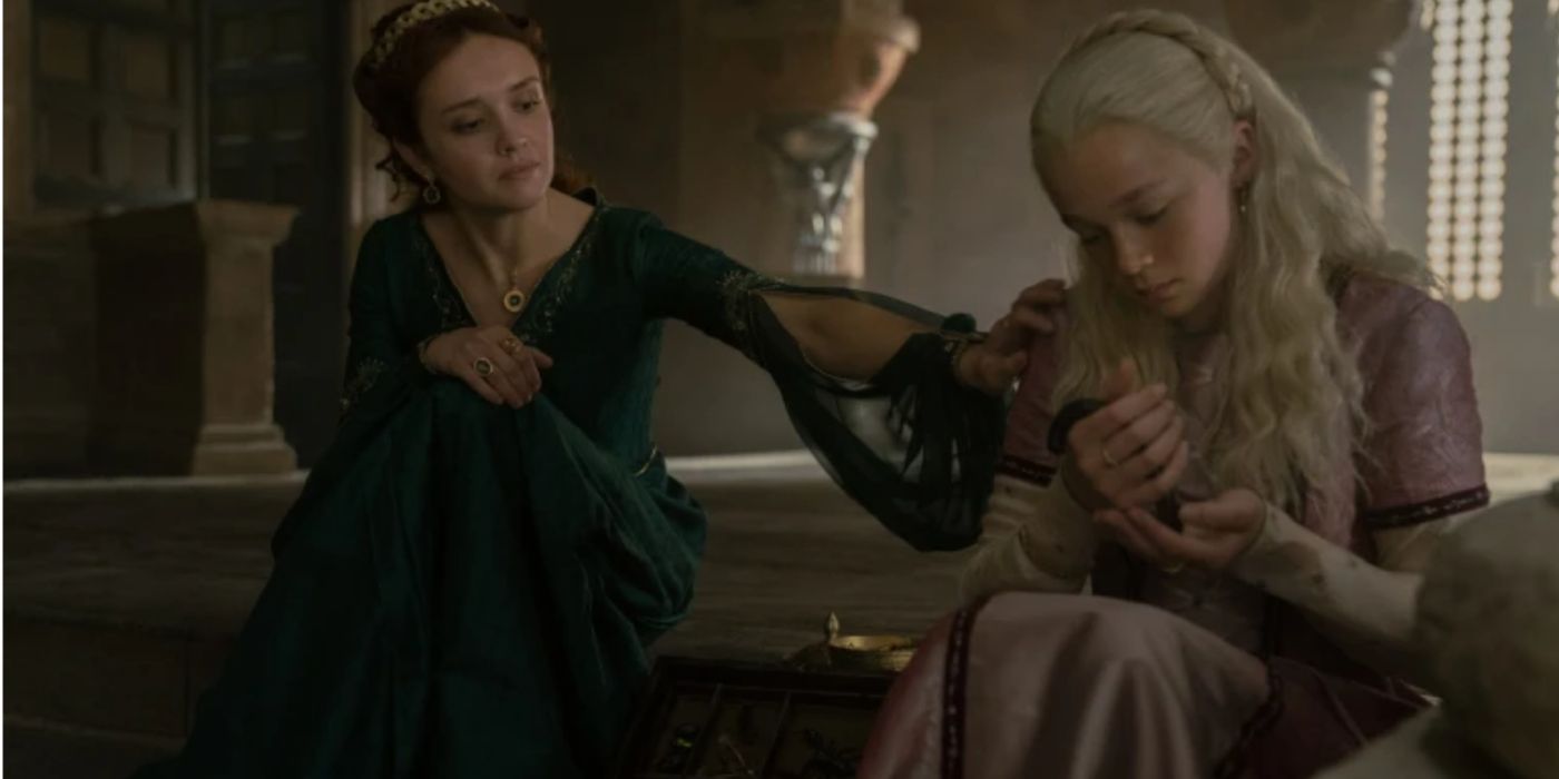 Alicent Hightower comforting her daughter Helaena in House of the Dragon.