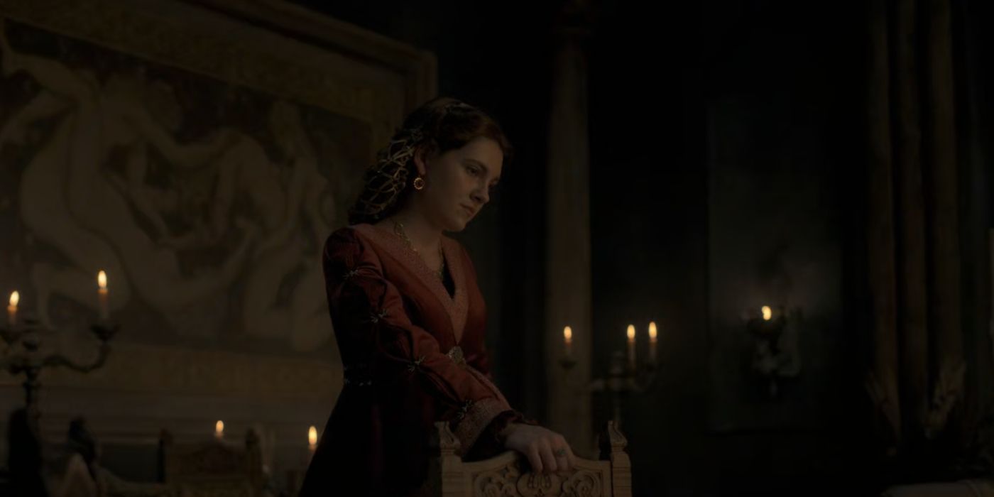 A Rainha Alicent Hightower se inclina em uma cadeira na Casa do Dragão.