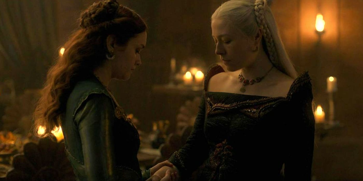 Alicent and Rhaenyra clasping hands