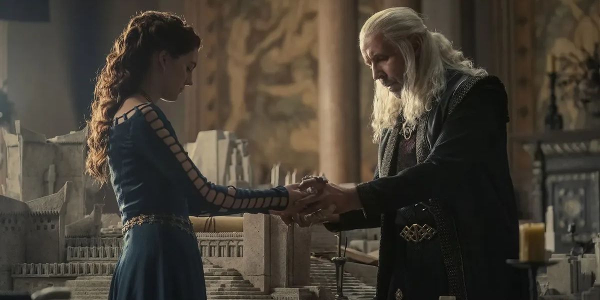 Alicent pega a mão de Viserys na Casa do Dragão