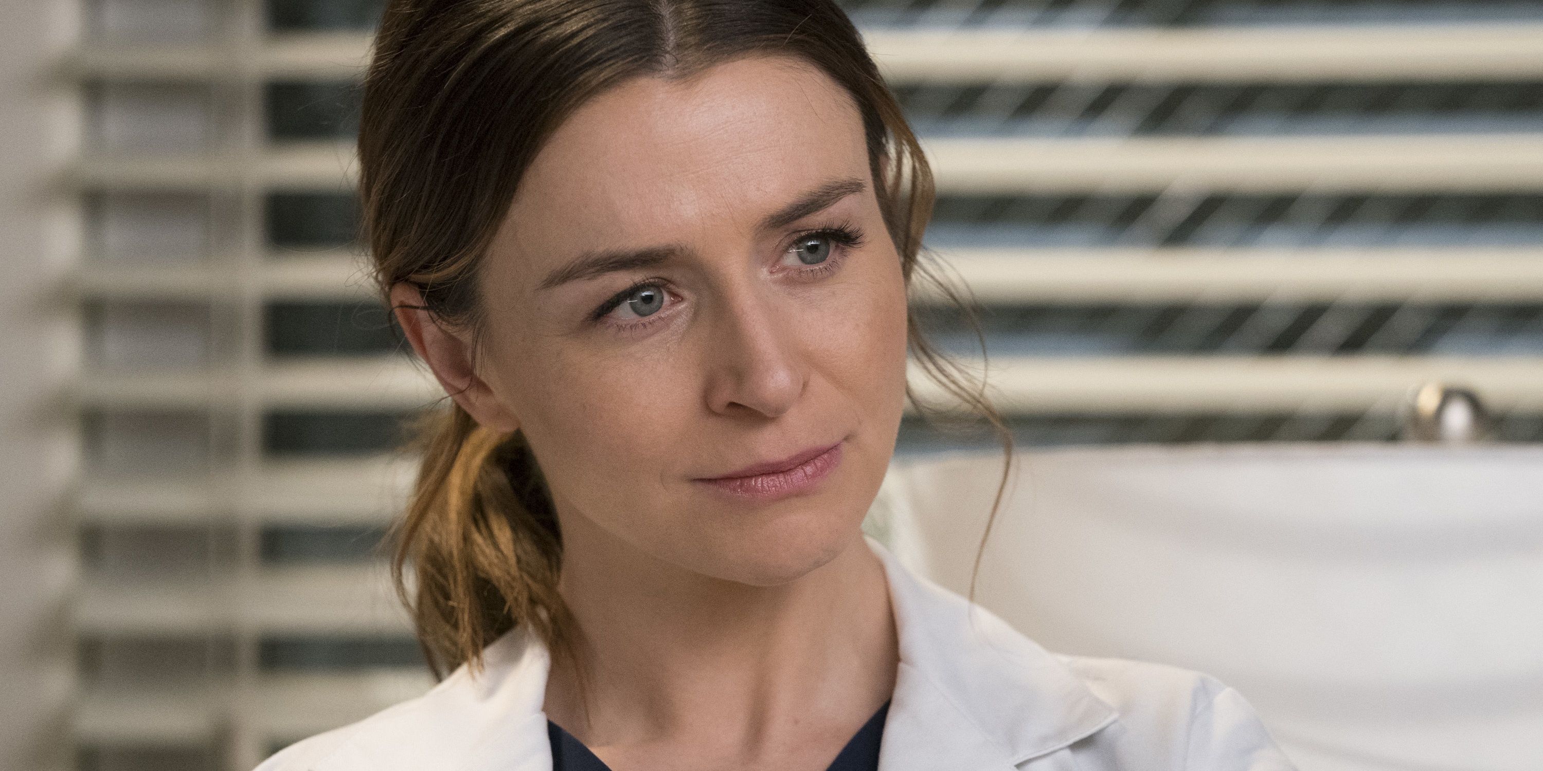 Amelia Shepherd regarde à sa gauche dans Grey's Anatomy 