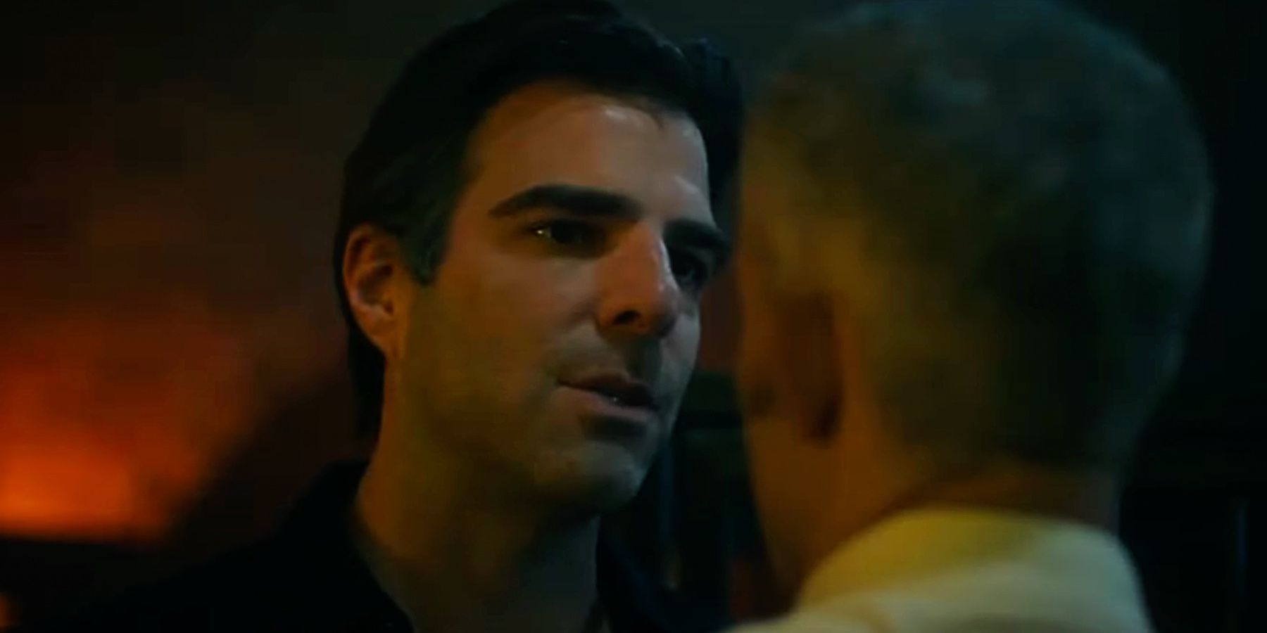 American Horror Story: Sam (Zachary Quinto) encara um homem