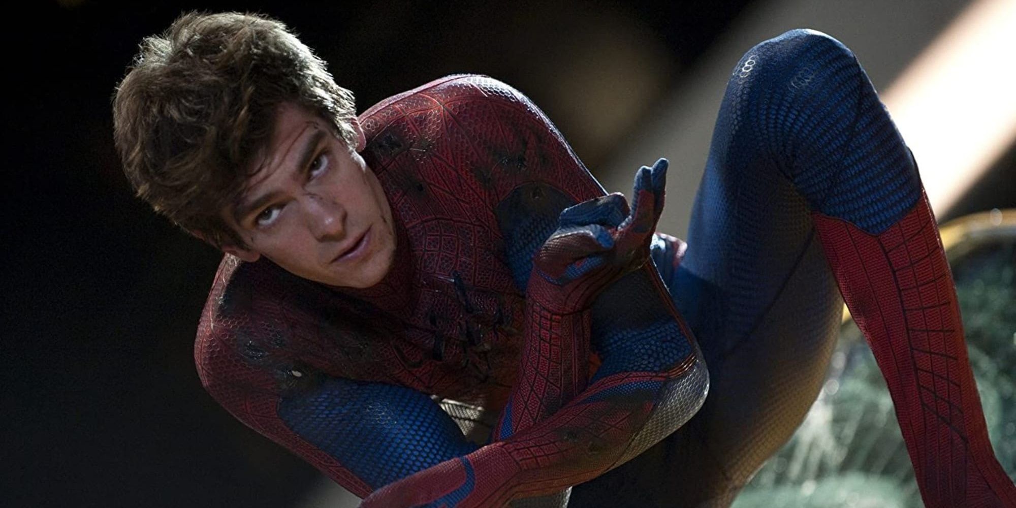 Andrew Garfield fantasiado em O Espetacular Homem-Aranha (2012)