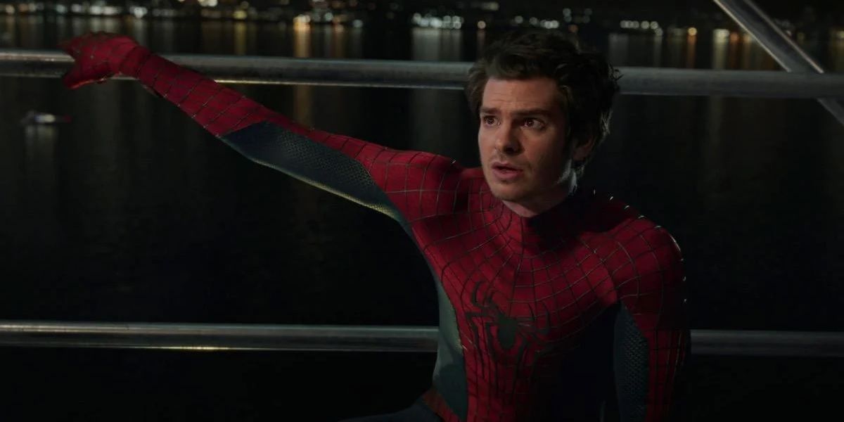 Andrew Garfield apoiado em andaimes em Spider-Man No Way Home