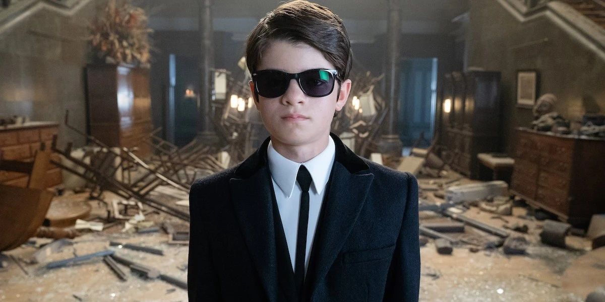 Artemis Fowl vestindo terno e óculos de sol