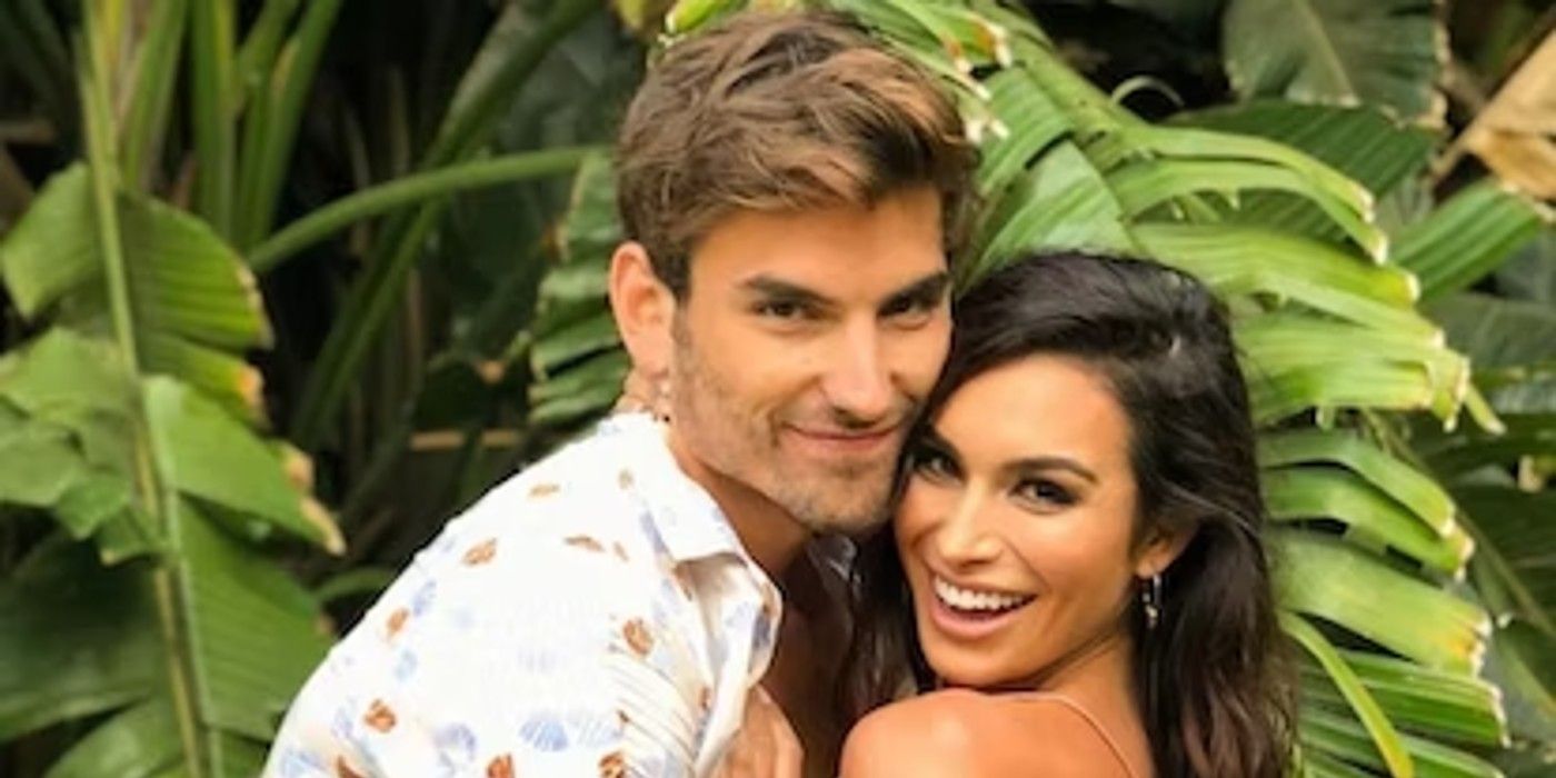 Ashley Iaconetti and Jared Haibon from Bachelor in hugging each other