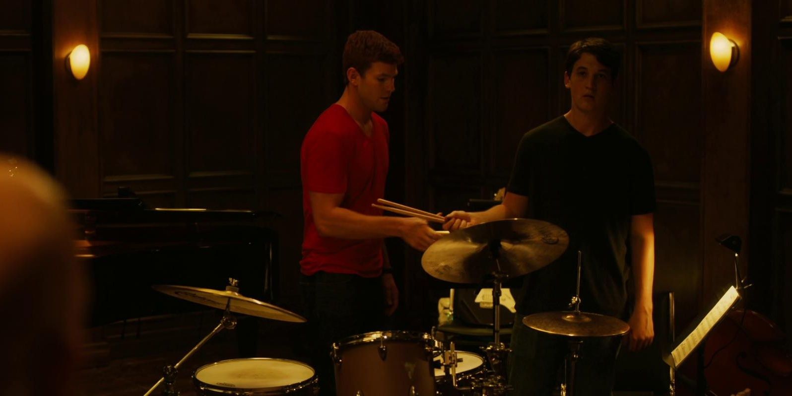 Austin Stowell tocando bateria em Whiplash 