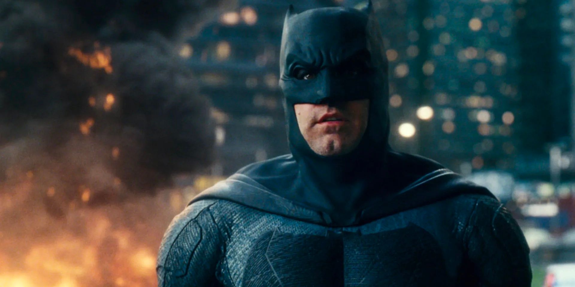 Ben Affleck com o capuz do Batman