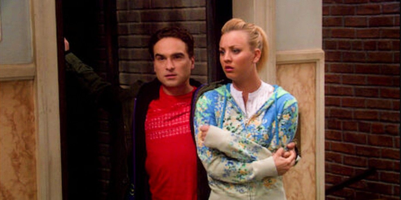 Leonard segura Penny perto do elevador quebrado do apartamento em Big Bang Theory 