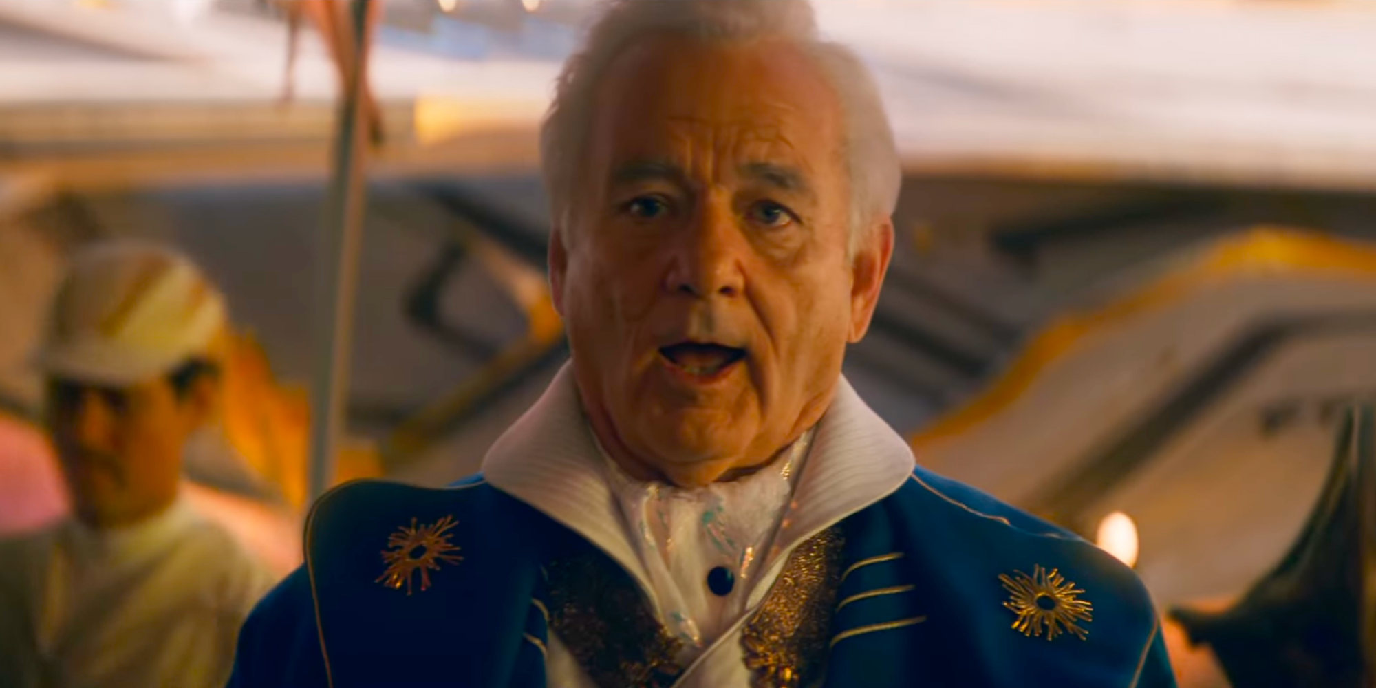 Bill Murray con cabello blanco y túnica azul en Ant-Man & Wasp Quantumania