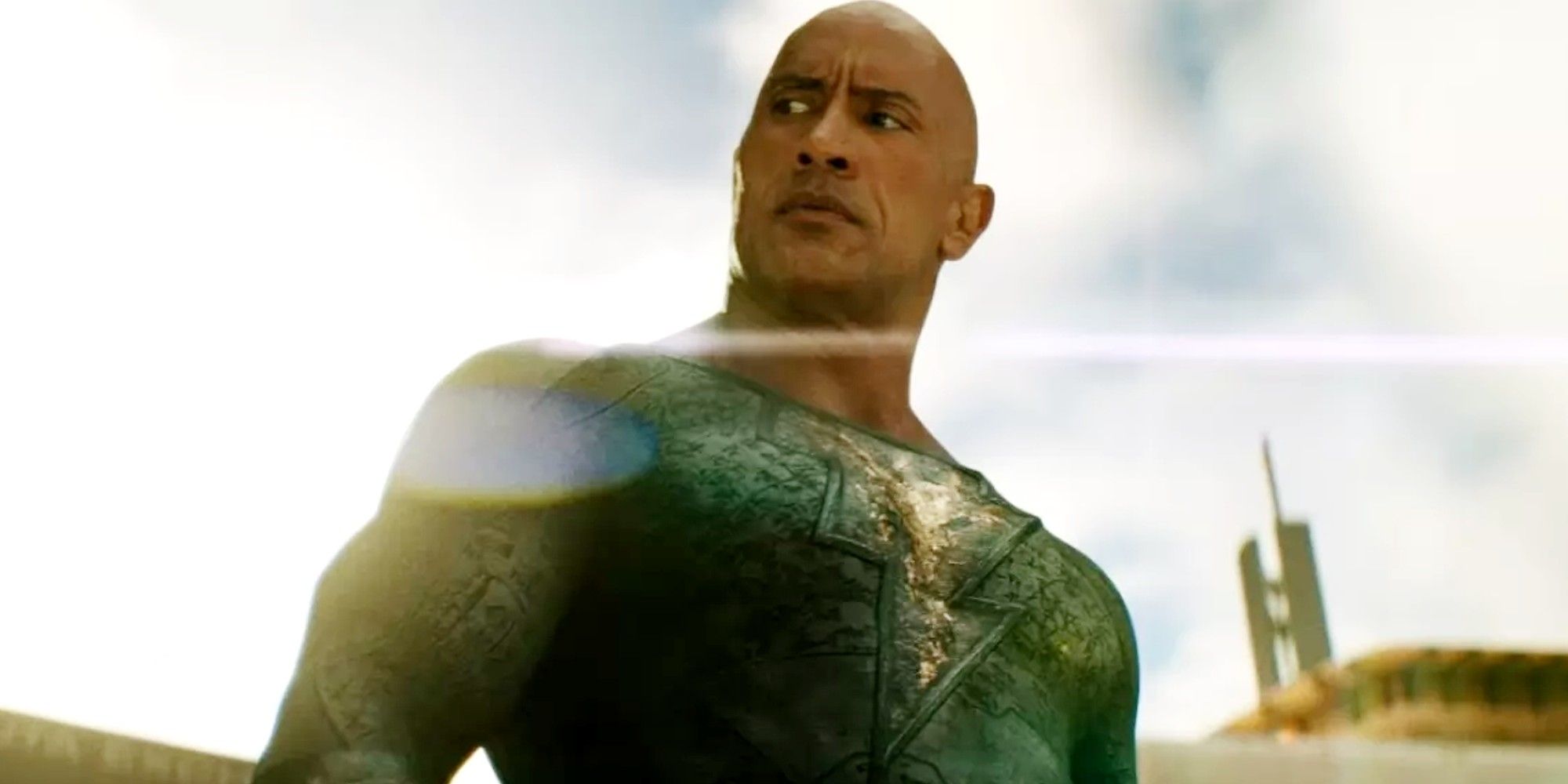 Dwayne Johnson como Teth Adam pairando sobre a cidade em Black Adam (2022)