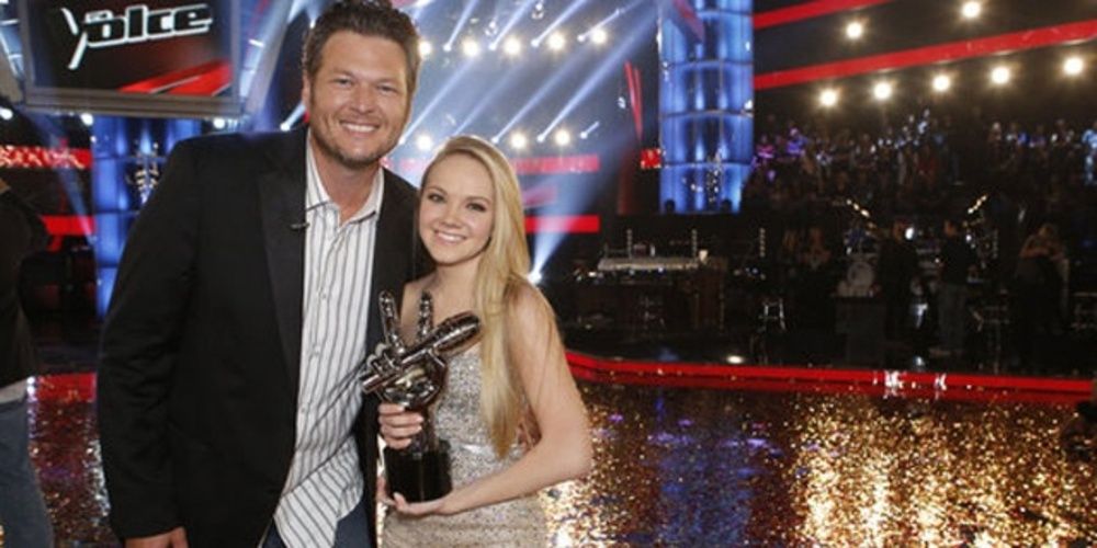 Blake Shelton poses with the winner in The Voice