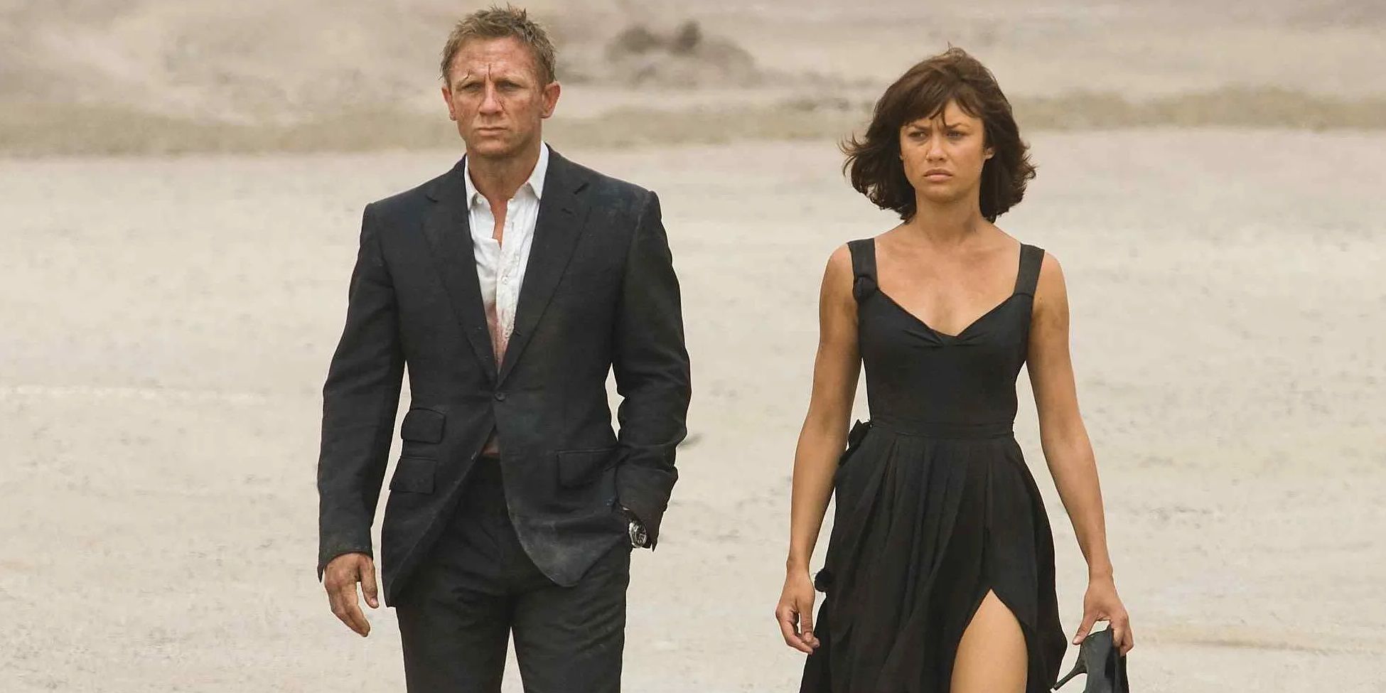 Bond and Camille in the desert in Quantum of Solace