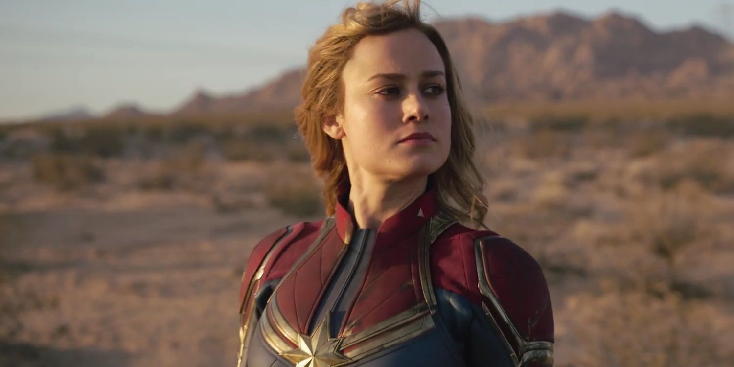 Carol Danvers parece séria em Capitã Marvel