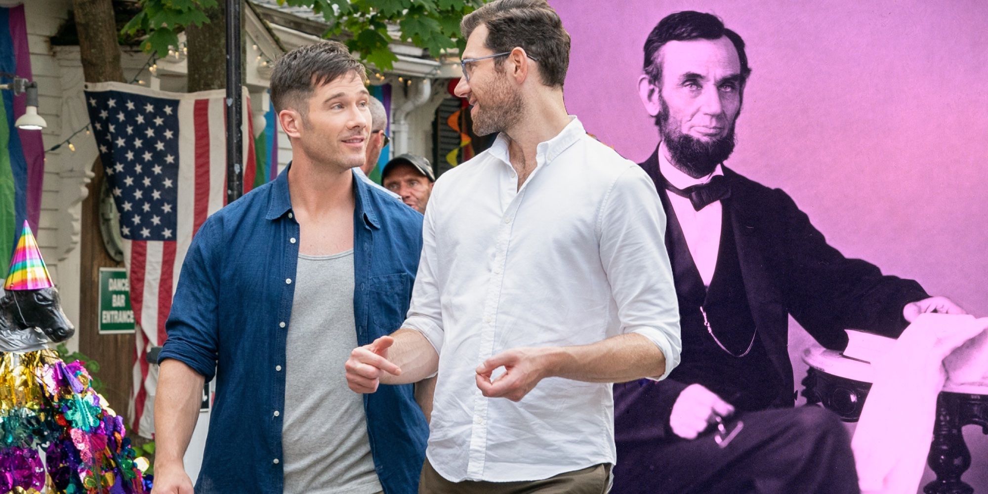 Billy Eichner e Luke Macfarlane em Bros andando e conversando misturado com retrato de Abraham Lincoln
