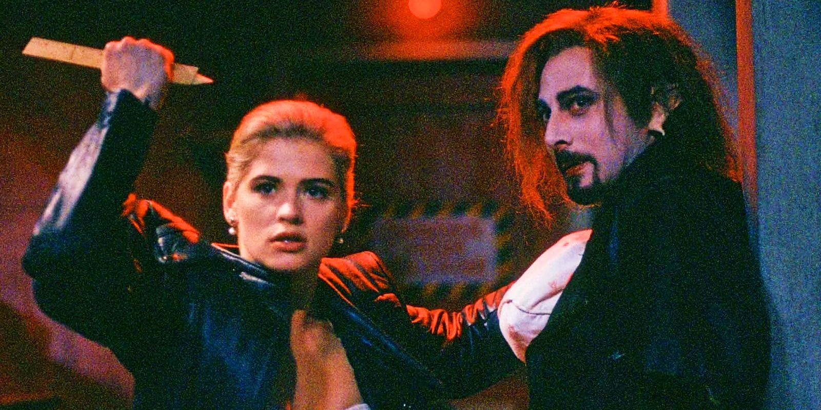 Buffy segurando uma adaga no filme Buffy, a Caça-Vampiros